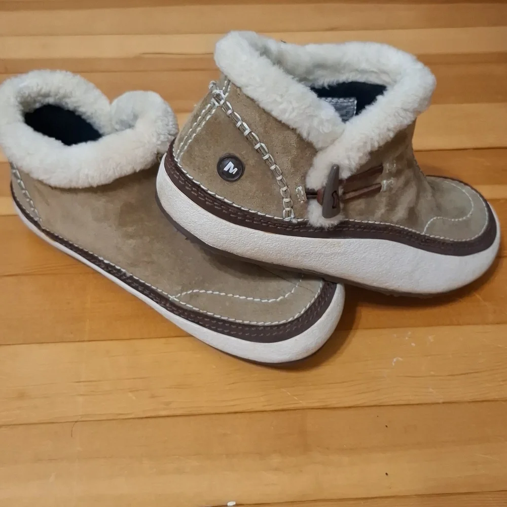 Merrell Spirit Tibet sz 8, tan suede boots, faux fir trim. NWOT